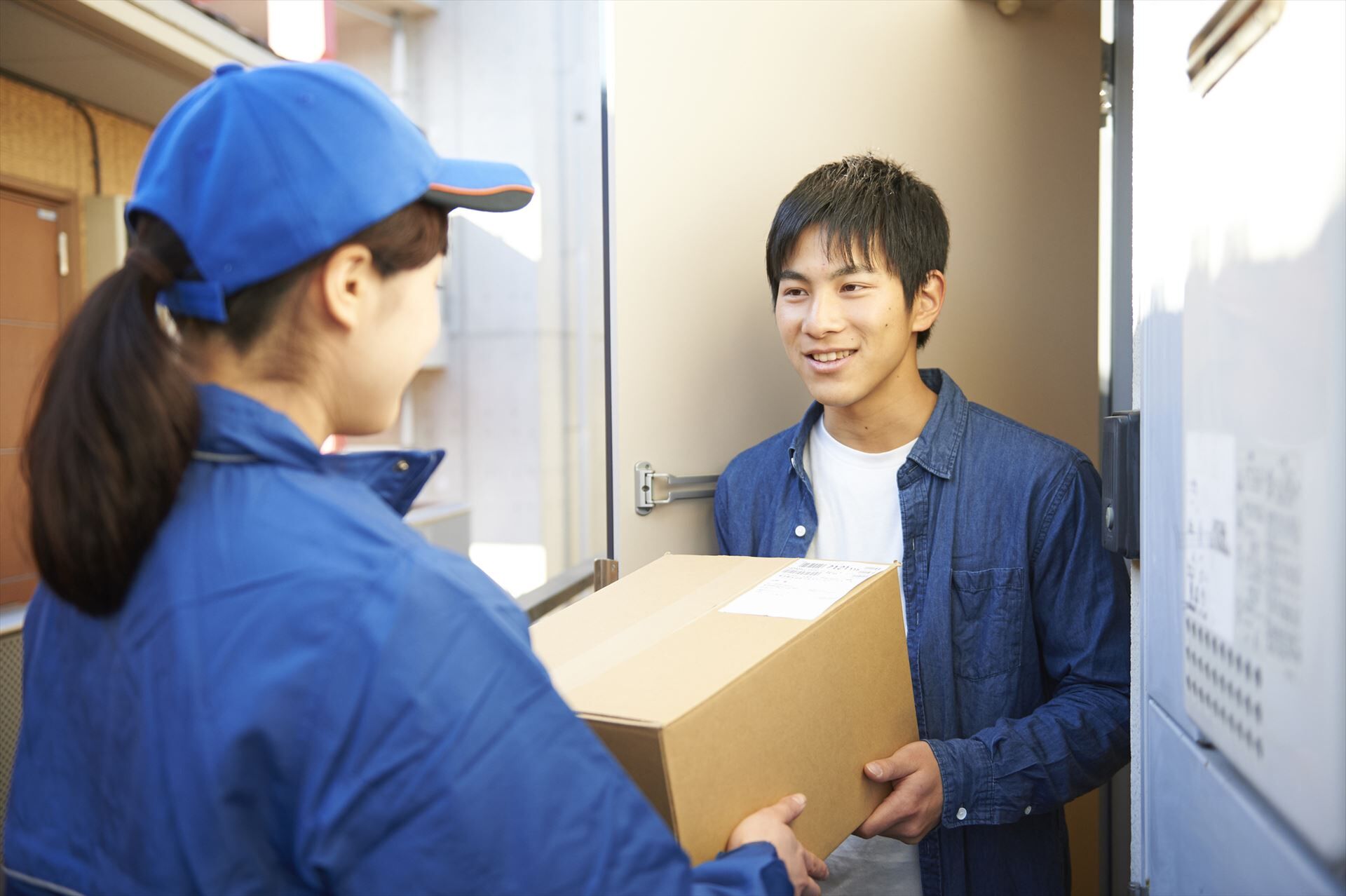 配達する女性スタッフ