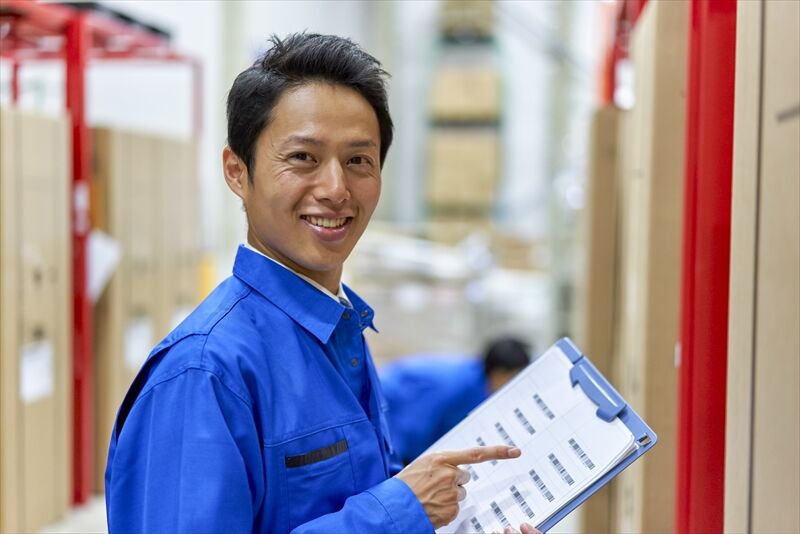 在庫の確認するスタッフ