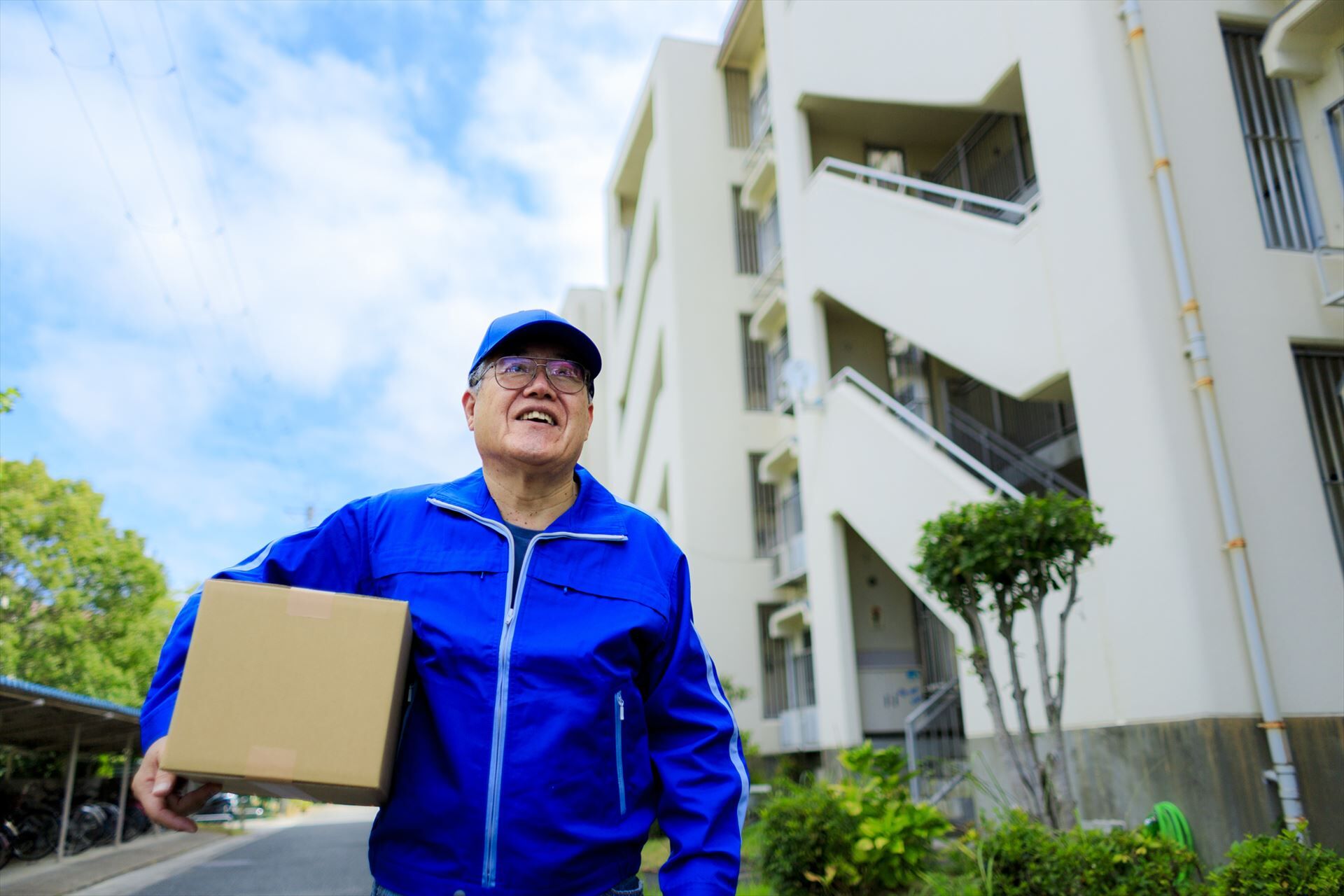 配達する男性シニアスタッフ
