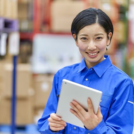 商品のチェックを行う女性スタッフ